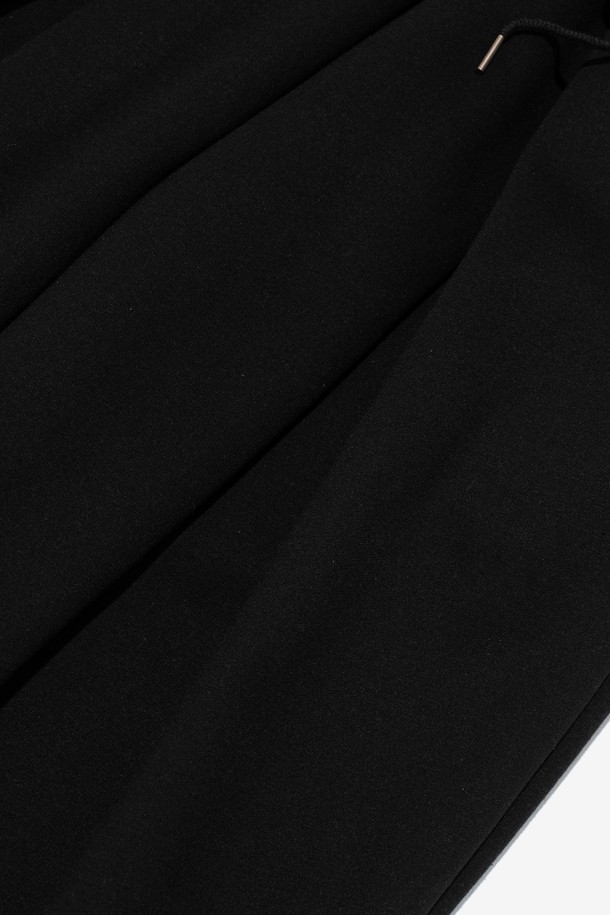 STRONG WAVE (스트롱 웨이브) NAPPING (내핑) 와이드 스웨트 팬츠 (블랙)는 겨울철 따뜻함과 스타일을 동시에 잡을 수 있는 남녀공용 바지입니다. 부드러운 면과 폴리에스테르 혼방 소재로 제작되어 편안한 착용감을 선사하며, 기모 안감으로 보온성을 높였습니다. 넉넉한 와이드 핏과 루즈핏으로 편안한 활동성을 보장하며, 전면 핀턱 디테일로 포인트를 더했습니다. 밑단 스트링과 사이드 포켓이 있어 실용성을 높였으며, 캠핑룩, 집콕룩, 캐주얼, 스트릿, 미니멀 스타일 모두 소화 가능한 활용도 높은 아이템입니다.
