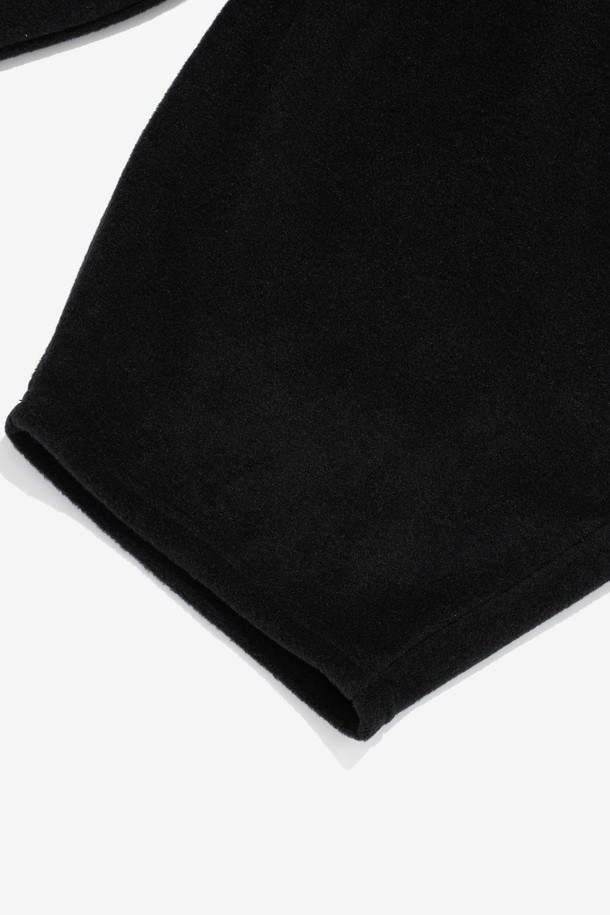 CB 플리스 와이드 스트리트 팬츠 (블랙)는 겨울과 가을에 착용하기 좋은 유니섹스 팬츠입니다. 부드러운 플리스와 폴리에스테르 소재로 제작되어 편안한 촉감을 제공하며, 루즈핏, 배기핏, 와이드핏으로 편안한 착용감을 선사합니다. 무지 디자인에 두꺼운 두께감으로 보온성을 높였으며, 스트릿, 캐주얼 스타일을 연출하기 좋습니다. 밴딩 허리, 스트링, 사이드 포켓, 벌룬핏 디테일이 특징입니다.
