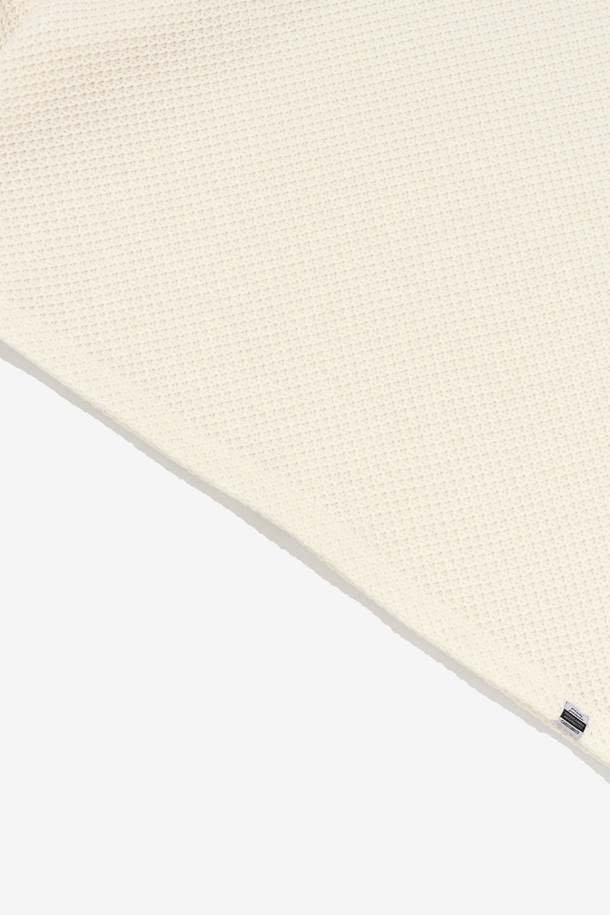 HARVEY FIT VINTAGE NAPPING KNIT (아이보리)는 부드러운 촉감의 기모 안감을 가진 두꺼운 니트 소재의 남녀 공용 라운드넥 긴소매 스웨터입니다. 캐주얼, 베이직, 미니멀 스타일을 지향하며, 봄, 가을, 겨울 계절에 활용하기 좋습니다. 레귤러핏으로 제작되어 편안한 착용감을 선사하며, 무지 와플 패턴으로 미니멀한 디자인을 강조했습니다. 일상 및 캐주얼 룩에 활용하기 좋은 아이템입니다.
