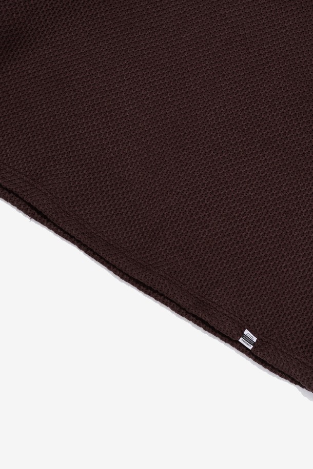 HARVEY FIT VINTAGE NAPPING KNIT (브라운)는 미니멀, 캐주얼, 클래식 스타일을 아우르는 유니섹스 니트 스웨터입니다. 가을과 겨울에 어울리는 두꺼운 두께감과 드라이한 터치감의 아크릴 소재로 제작되었으며, 기모 안감으로 보온성을 높였습니다. 라운드넥 디자인에 긴 소매, 세미 오버핏 또는 오버핏으로 연출 가능하며, 브라운, 그레이, 아이보리, 블랙 4가지 색상으로 출시되었습니다. 입체적인 조직감과 탄탄한 니트 조직이 특징이며, 데일리 및 캐주얼 룩에 활용하기 좋습니다.
