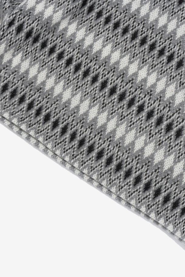 DESIGN PATTERN COLORFUL KNIT (BLACK)는 부드러운 아크릴 소재의 두꺼운 긴소매 니트 스웨터입니다. 블랙 컬러에 아가일 및 체크 패턴이 돋보이며, 라운드넥과 드롭 숄더 디자인으로 편안한 착용감을 선사합니다. 오버핏과 루즈핏으로 제작되어 캐주얼, 스트리트, 미니멀 스타일을 모두 소화할 수 있으며, 봄, 가을, 겨울 계절에 활용 가능합니다. 유니섹스 디자인으로 남녀 모두 착용 가능하며, 일상 및 캐주얼 룩에 포인트를 더하기 좋습니다.
