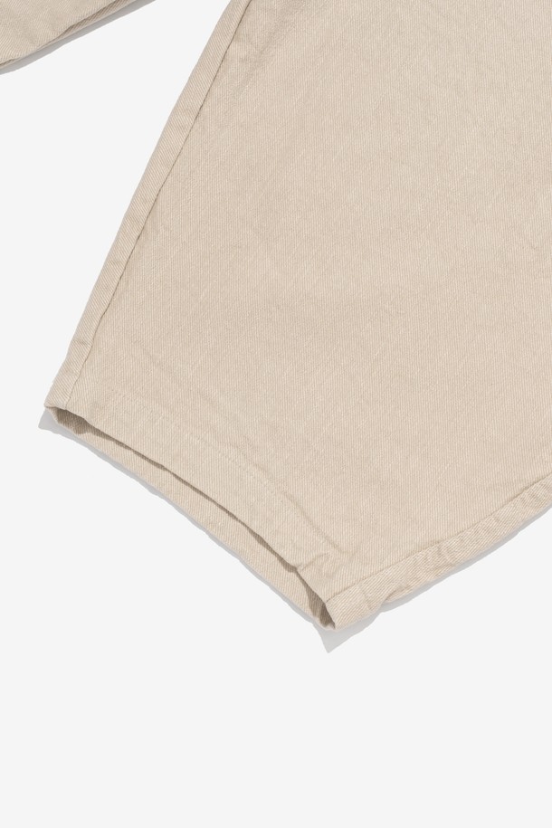 CB 커브드 벌룬 와이드 밴딩 팬츠 (아이보리)는 여성 및 남성 모두 착용 가능한 캐주얼, 스트릿, 미니멀 스타일의 밴딩 팬츠입니다. 부드럽고 편안한 면 스판덱스 혼방 소재에 두꺼운 두께감과 오버핏, 커브드 실루엣, 벌룬핏, 허리 스트링 디테일이 특징입니다. 안감은 패딩 처리되어 따뜻함을 더하며, 봄, 가을, 겨울 계절에 적합합니다. 와이드, 조거핏, 배기핏, 루즈핏의 다양한 핏으로 연출 가능하며, 아이보리 단일 컬러로 제공됩니다. 
