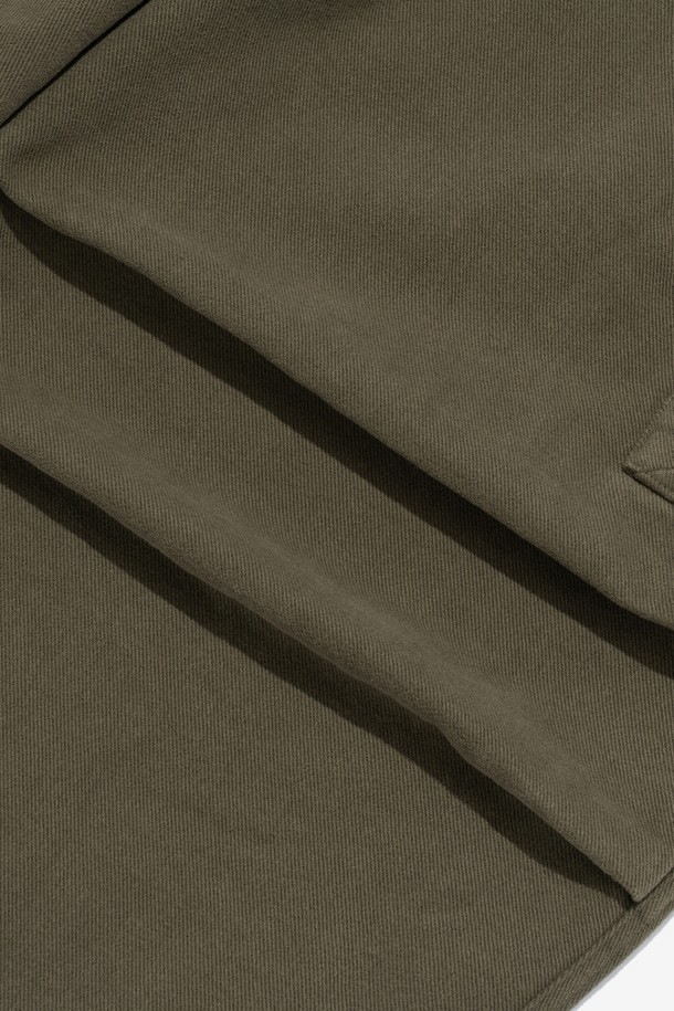 따뜻한 기모 안감으로 포근함을 더한 '웜 플리스 테이퍼드 카고 팬츠 (Khaki)'입니다. 캐주얼, 스트릿 스타일을 즐기는 유니섹스 고객을 위한 아이템으로, 가을, 겨울 시즌에 적합합니다. 부드러운 촉감의 면 소재에 넉넉한 루즈핏, 릴랙스핏으로 편안함을 선사하며, 허리 밴딩 디테일로 활동성을 높였습니다. 무지 디자인과 테이퍼드, 와이드, 루즈핏의 바지 핏으로 다양한 스타일 연출이 가능합니다. 두꺼운 두께감으로 따뜻하고, 실용적인 카고 팬츠의 매력을 느껴보세요.
