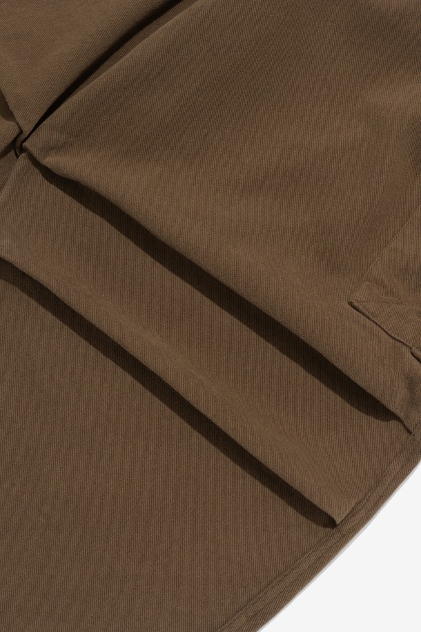 WARM FLEECE TAPERED CARGO PANTS (BROWN)는 부드러운 기모 안감과 면 혼방 소재로 제작되어 겨울과 가을에 따뜻하게 착용할 수 있는 카고 팬츠입니다. 브라운 컬러에 무지 디자인으로 어떤 스타일에도 매치하기 용이하며, 남녀 공용으로 활용 가능합니다. 허리 밴딩과 스트링으로 편안한 착용감을 제공하며, 와이드, 테이퍼드, 벌룬 핏으로 트렌디한 스타일을 연출합니다. 넉넉한 루즈핏과 오버핏으로 활동성을 높였으며, 피치 기모 가공으로 부드러운 촉감을 더했습니다. 캠핑룩, 캐주얼, 스트릿, 워크웨어 스타일을 즐기는 분들께 추천하는 아이템입니다.

