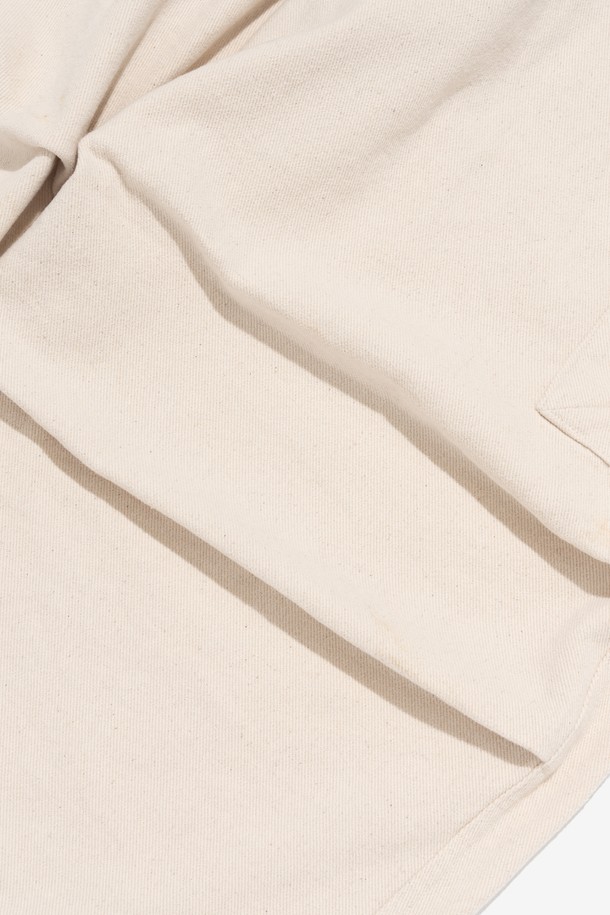 아이보리 컬러의 WARM FLEECE 테이퍼드 카고 팬츠는 남녀공용으로, 가을과 겨울에 따뜻하게 입을 수 있는 제품입니다. 부드러운 기모 안감과 면 혼방 소재로 제작되어 편안한 착용감을 선사하며, 와이드, 테이퍼드, 벌룬 핏으로 다양한 스타일을 연출할 수 있습니다. 밴딩과 스트링으로 허리 조절이 용이하며, 캐주얼, 스트릿, 미니멀 스타일을 즐겨 입는 분들께 추천합니다. 캠핑룩, 산책룩 등 활동적인 TPO에도 잘 어울립니다. 두께감 있는 원단으로 보온성을 높였습니다.
