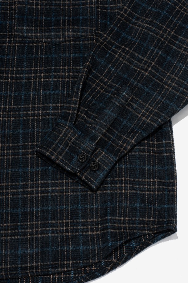 HEAVY LIGHT OVER NAPPING 체크 셔츠 (그린)는 가을과 겨울에 어울리는 남녀공용 셔츠입니다. 부드러운 기모 소재와 두꺼운 두께감으로 포근한 착용감을 선사하며, 오버핏 디자인과 넉넉한 기장으로 편안한 활동성을 제공합니다. 캐주얼, 스트리트, 클래식 등 다양한 스타일 연출에 활용 가능한 체크 패턴 셔츠입니다. 칼라넥과 긴 소매 디자인으로 깔끔하면서도 세련된 분위기를 연출할 수 있습니다. 일상생활에서 폭넓게 활용하기 좋은 아이템입니다.
