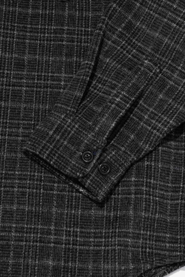 HEAVY LIGHT OVER NAPPING 체크 셔츠 (차콜)는 가을, 겨울 시즌에 어울리는 유니섹스 셔츠입니다. 차콜 컬러의 체크 패턴이 돋보이며, 캐주얼 및 베이직 스타일을 연출하기 좋습니다. 두꺼운 두께감과 부드러운 촉감의 울, 폴리에스테르 혼방 소재로 제작되어 보온성이 뛰어나고, 기모 안감으로 포근함을 더했습니다. 오버핏 또는 세미 오버핏으로 편안하게 착용 가능하며, 카라넥 디자인과 긴 소매, 전면 포켓 디테일로 실용성을 높였습니다. 출근룩이나 모임룩 등 다양한 TPO에 캐주얼, 클래식, 미니멀 스타일로 활용하기 좋습니다.
