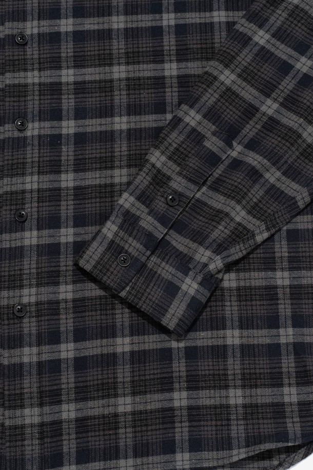 MONO OVER 루즈 핏 체크 셔츠 (블랙)는 어떤 자리에도 잘 어울리는 남녀공용 셔츠입니다. 부드러운 면 소재로 제작되어 편안한 착용감을 선사하며, 봄, 가을, 겨울 모두 활용 가능합니다. 베이직하면서 캐주얼한 스타일로, 출근룩이나 모임룩 등 다양한 TPO에 매치하기 좋습니다. 롱 기장의 오버핏과 루즈핏으로 편안함은 물론, 트렌디한 스타일을 연출합니다. 블랙 컬러의 체크 패턴이 돋보이는 이 셔츠는 캐주얼, 클래식, 미니멀한 스타일을 즐겨 입는 분들께 추천합니다.
