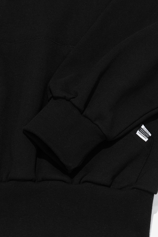 HEAVY WORK OVER FIT SWEAT SETUP (BLACK)는 캐주얼, 스트릿, 미니멀 스타일을 추구하는 유니섹스를 위한 헤비웨이트 스웨트 셋업입니다. 두껍고 도톰한 두께감의 면 소재로 제작되어 부드럽고 편안한 착용감을 선사합니다. 오버핏과 루즈핏으로 트렌디한 실루엣을 연출하며, 라운드넥과 집업 디자인을 선택할 수 있습니다. 무지 블랙 컬러에 구조적인 절개와 포켓 배치를 더해, 일상과 캐주얼 룩에 포인트를 더합니다. 봄, 가을, 겨울 계절에 활용하기 좋은 아이템입니다.
