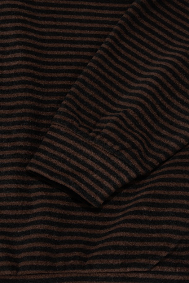 STRIPE HALF ZIP-UP FLEECE (BROWN)는 가을, 겨울 시즌에 어울리는 유니섹스 상의 티셔츠입니다. 부드러운 촉감의 플리스와 폴리에스테르 소재로 제작되어 두꺼운 두께감과 높은 보온성을 제공하며, 가볍게 착용할 수 있습니다. 캐주얼, 베이직 스타일을 위한 오버핏 디자인으로, 드롭숄더와 하프 집업, 하프넥 디테일이 돋보입니다. 브라운 컬러 바탕에 스트라이프 패턴이 더해져 캐주얼하면서도 클래식한, 미니멀한 무드를 연출합니다. 긴 소매 기장으로 다양한 스타일링이 가능하며, 일상 및 캐주얼 룩에 활용하기 좋습니다.
