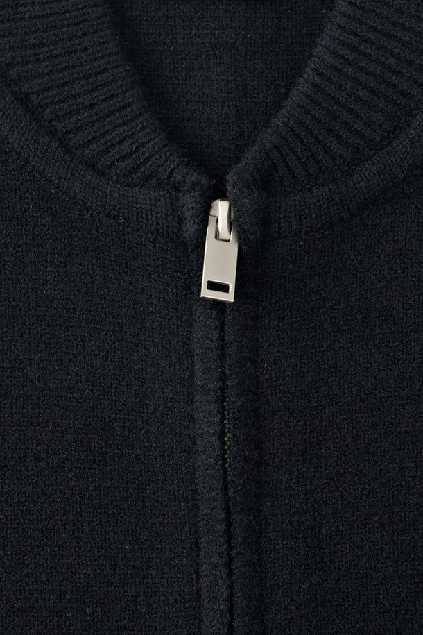 부드러운 촉감이 돋보이는 소프트 웜플랜 집업 가디건 (블랙)입니다. 모달, 폴리에스테르, 모 혼방의 부드러운 소재로 제작되어 편안한 착용감을 선사합니다. 미니멀, 베이직, 캐주얼 스타일을 아우르며, 라운드넥과 레귤러핏으로 디자인되었습니다. 봄, 가을, 겨울 모두 활용 가능한 긴소매 집업 가디건으로, 투웨이 지퍼 디테일이 돋보입니다. 일상복으로 활용하기 좋은 블랙 컬러의 무지 가디건입니다.
