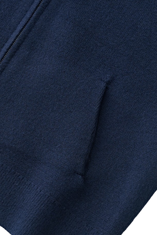 이 소프트 웜플랜 집업 가디건 (네이비)은 미니멀, 캐주얼, 클래식 스타일을 추구하는 유니섹스를 위한 제품입니다. 부드러운 모달, 폴리에스테르, 아크릴 혼방 소재로 제작되어 봄, 가을, 겨울 모두 착용 가능하며, 일상 및 캐주얼 룩에 적합합니다. 레귤러핏과 스탠다드 핏으로 편안함을 강조하며, 네이비 컬러의 무지 디자인이 어떤 스타일에도 쉽게 매치됩니다. 라운드넥 또는 하이넥으로 연출 가능하며, 투웨이 지퍼와 긴 소매로 실용성을 더했습니다. 출근룩으로도 활용 가능한 활용도 높은 아이템입니다.
