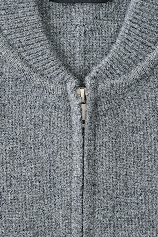 부드러운 촉감이 특징인 소프트 웜플랜 집업 가디건 (차콜)입니다. 미니멀하고 베이직한 디자인으로 일상 및 데일리룩에 활용하기 좋으며, 출근룩으로도 손색없습니다. 모달, 폴리에스테르, 아크릴 혼방 소재로 제작되어 봄, 가을, 겨울 세 계절 모두 착용 가능합니다. 레귤러핏과 스탠다드핏으로 편안한 착용감을 선사하며, 라운드넥과 긴 소매 기장으로 부드러운 분위기를 연출합니다. 투웨이 지퍼 디테일로 실용성을 더했습니다.
