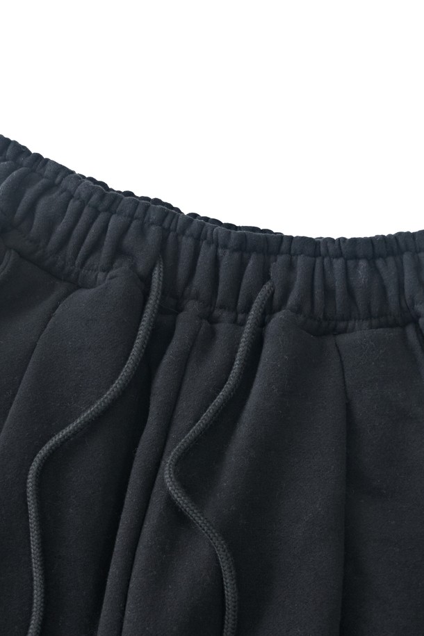 부드러운 촉감과 따뜻함을 선사하는 소프트 커브드 기모 스웨트팬츠 (블랙)입니다. 가을, 겨울 시즌에 어울리는 두꺼운 두께감과 기모 안감으로 포근하게 착용할 수 있습니다. 넉넉한 루즈핏과 와이드, 배기핏으로 편안한 활동성을 제공하며, 밴딩과 허리 스트링으로 허리 사이즈 조절이 용이합니다. 캐주얼, 베이직, 심플한 스타일을 즐기는 여성분들께 데일리룩, 집콕룩, 산책룩으로 추천합니다. 무지 패턴의 블랙 컬러로 어떤 상의와도 쉽게 매치하여 미니멀, 클래식한 스타일을 연출할 수 있습니다.
