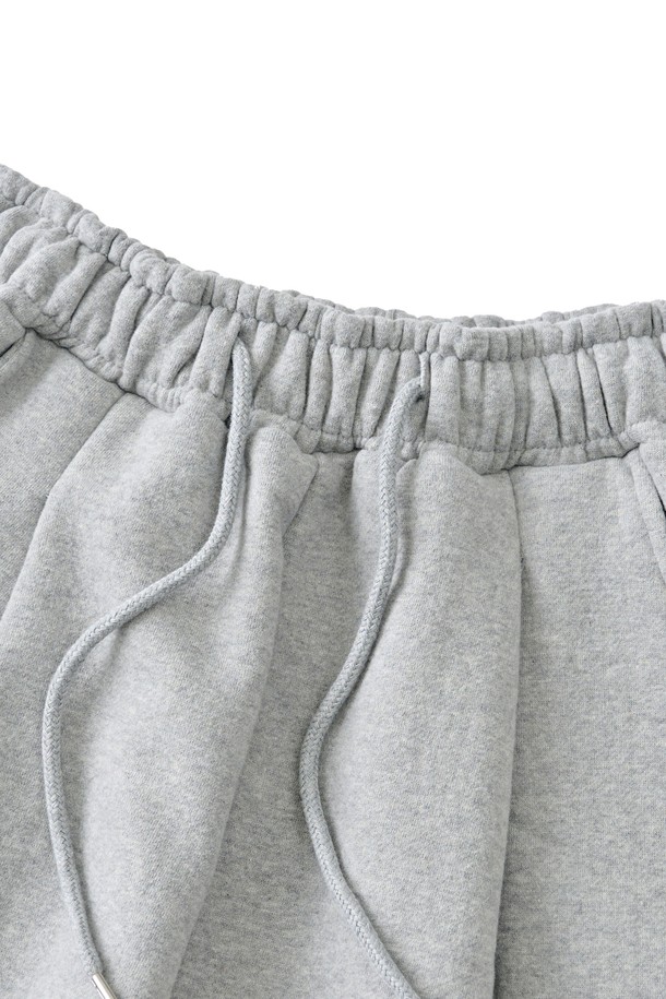 부드러운 촉감의 소프트 커브드 기모 스웨트팬츠 (그레이)입니다. 넉넉한 와이드, 루즈, 커브드 핏으로 편안한 착용감을 선사하며, 겨울, 가을 시즌에 따뜻하게 입을 수 있습니다. 안감은 기모 처리되어 보온성을 높였으며, 허리 밴딩과 스트링으로 조절 가능하고, 실용적인 포켓 디테일이 있습니다. 일상, 캐주얼룩은 물론, 집콕룩, 산책룩, 여행룩 등 다양한 TPO에 활용 가능하며, 캐주얼, 미니멀, 클래식 스타일을 즐겨 입는 분들께 추천합니다.
