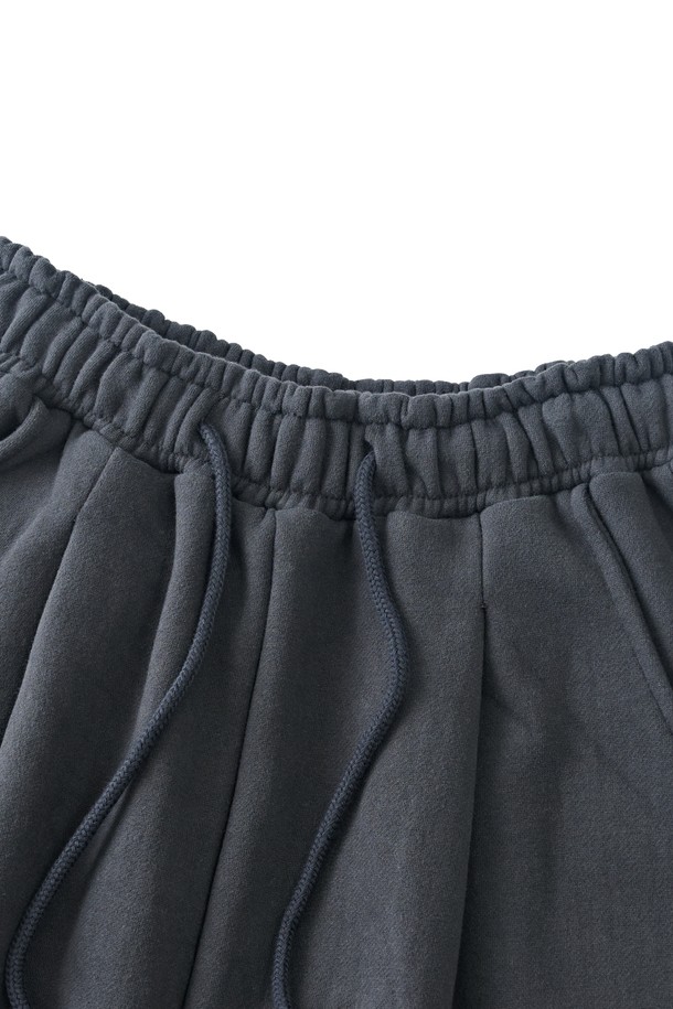 부드러운 촉감의 소프트 커브드 기모 스웨트팬츠 (차콜)입니다. 넉넉한 루즈핏과 와이드 디자인으로 편안한 착용감을 선사하며, 겨울과 가을에 따뜻하게 입을 수 있습니다. 허리 스트링과 포켓 디테일이 실용성을 더하고, 커브드 디자인으로 세련된 핏을 연출합니다. 안감은 기모 처리되어 포근하며, 캐주얼, 베이직, 미니멀 스타일을 즐기는 여성분들께 추천합니다. 집콕룩, 산책룩 등 편안한 TPO에 잘 어울립니다.
