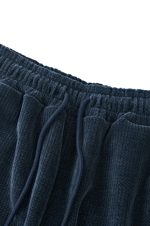 네이비 컬러의 트랙 세미 벨로아 와이드 팬츠는 여성들을 위한 캐주얼, 스포티, 스트리트 스타일의 바지입니다. 부드러운 벨루어 소재와 스판덱스 혼방으로 제작되어 편안한 착용감을 선사하며, 봄, 가을, 겨울 세 계절 모두 활용 가능합니다. 허리 스트링과 밴딩 디테일, 사이드 포켓, 핀턱 디테일, 신축성까지 갖춰 활동성을 높였습니다. 넉넉한 세미 와이드 핏으로 일상, 피트니스, 러닝, 워킹 등 다양한 TPO에 활용할 수 있습니다. 무지 디자인과 스트라이프 패턴으로 출시되어 취향에 맞게 선택 가능합니다.
