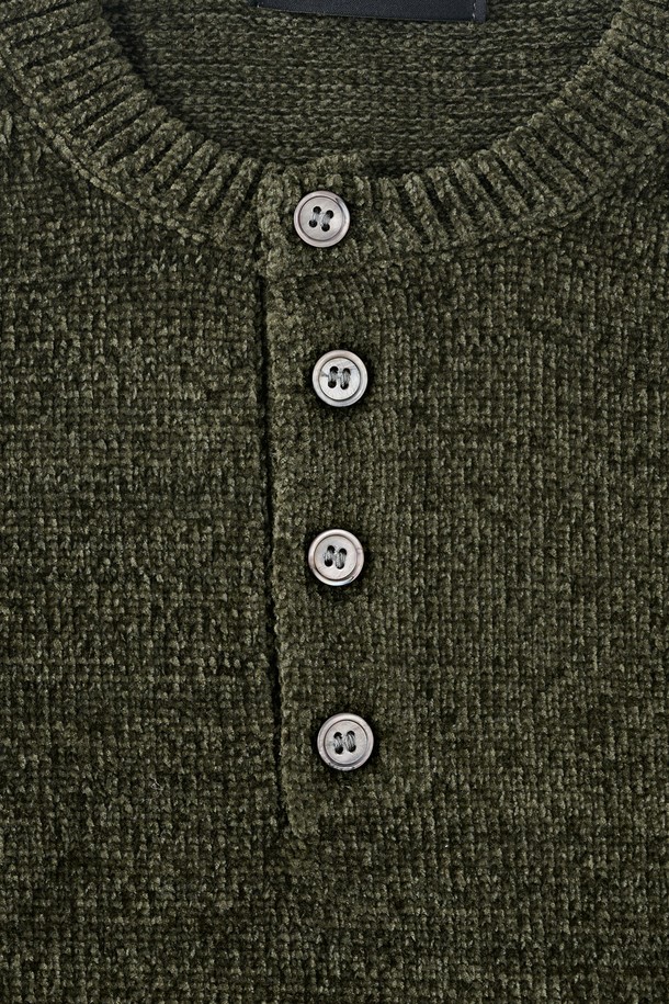 부드러운 벨로아 텍스처가 돋보이는 벨로아 리파인드 헨리넥 라운드 니트 카키입니다. 캐주얼, 베이직, 미니멀 스타일을 아우르는 디자인으로, 가을과 겨울에 활용하기 좋습니다. 헨리넥 디자인과 버튼 디테일이 포인트이며, 레귤러핏으로 편안하게 착용 가능합니다. 비스코스, 폴리에스테르, 아크릴, 스판덱스의 혼방 소재로 제작되어 부드러운 촉감을 선사합니다. 출근룩은 물론 일상에서도 멋스럽게 연출할 수 있는 긴소매 니트입니다.
