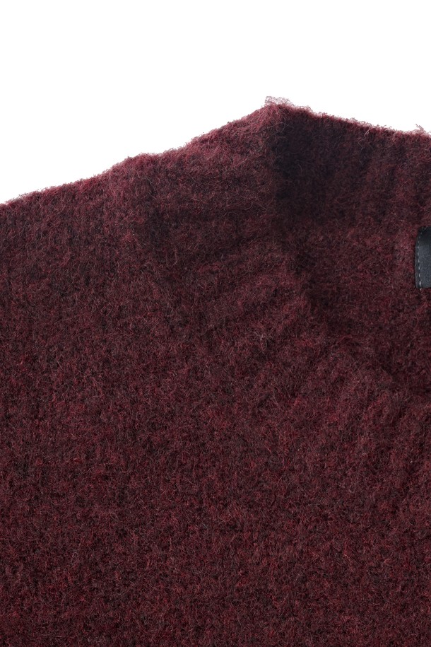 데일리 앙고라 라운드 니트 (버건디)는 가을, 겨울 시즌에 어울리는 여성 니트입니다. 미니멀, 베이직, 캐주얼 스타일을 위한 아이템으로, 부드러운 촉감과 보온성을 제공합니다. 라운드넥 디자인에 레귤러핏으로 제작되었으며, 소매는 긴 기장입니다. 아크릴, 폴리에스터, 나일론, 울, 스판덱스, 앙고라 혼방 소재로 제작되어 편안함을 선사합니다. 버건디 색상과 무지 패턴으로 다양한 룩에 매치하기 용이합니다.
