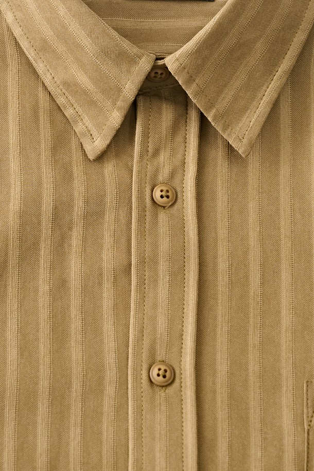 카멜 컬러의 누브크 텍스처 스트라이프 셔츠입니다. 유니섹스 디자인으로, 봄, 가을에 착용하기 좋으며, 비즈니스 캐주얼 및 일상복으로 활용 가능합니다. 부드러운 촉감의 폴리에스테르와 나일론 혼방 소재로 제작되었으며, 스탠다드핏과 카라넥 디자인으로 모던하고 베이직한 스타일을 연출합니다. 긴 소매, 포켓 디테일, 누보크 텍스처, 드레이프성이 특징이며, 클래식, 미니멀, 캐주얼 스타일을 선호하는 분들께 추천합니다.
