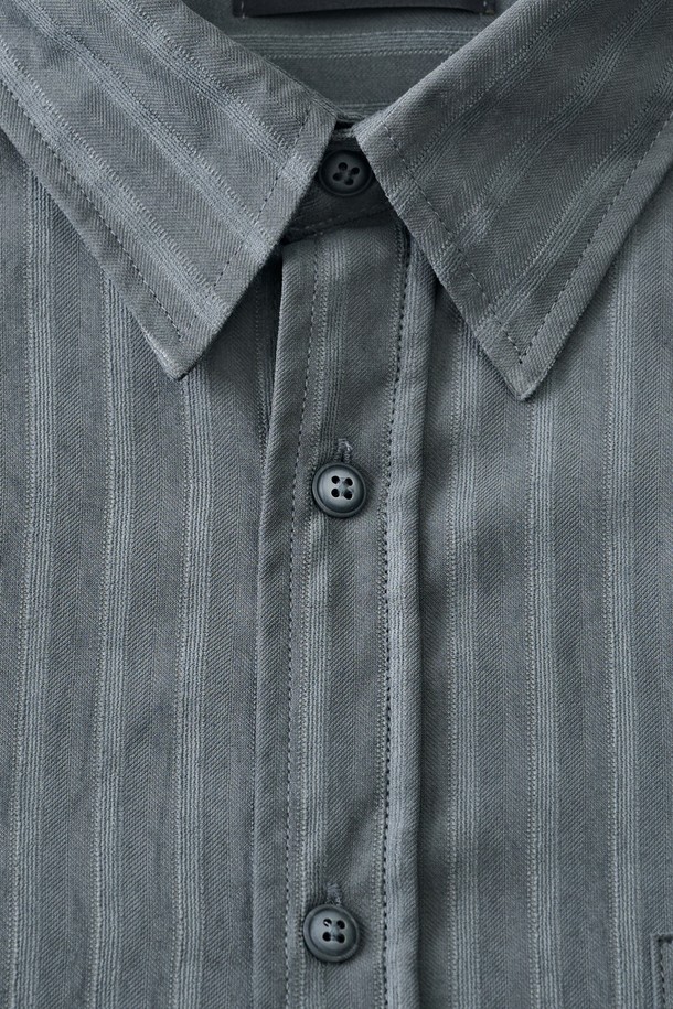 누브크 텍스처 스트라이프 셔츠 (차콜)는 남녀 공용으로 제작되어, 봄, 가을에 착용하기 좋은 긴소매 셔츠입니다. 차콜 및 그레이 컬러로 출시되었으며, 부드러운 촉감의 폴리에스테르와 나일론 혼방 소재를 사용하여 편안한 착용감을 제공합니다. 레귤러핏과 카라넥 디자인으로 클래식, 캐주얼, 미니멀 스타일을 연출하며, 일상 및 비즈니스 캐주얼, 출근룩에 적합합니다. 중간 두께감의 스트라이프 패턴으로 세련된 느낌을 더했습니다.
