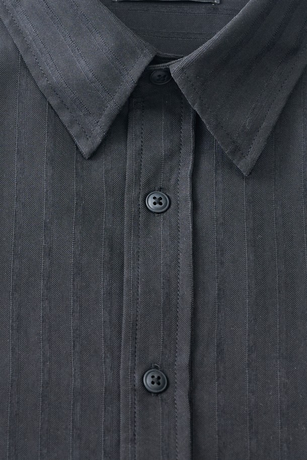 누브크 텍스처 스트라이프 셔츠 (블랙)는 남녀 모두 착용 가능한 셔츠입니다. 부드러운 촉감의 폴리에스테르와 나일론 혼방 소재로 제작되었으며, 봄, 가을에 적합합니다. 레귤러핏에 카라넥 디자인으로, 일상 및 비즈니스 캐주얼 스타일 모두 연출할 수 있습니다. 누벅 텍스처와 스트라이프 패턴이 돋보이며, 포켓 디테일과 드레이프성으로 세련된 느낌을 더했습니다. 비즈니스 캐주얼, 출근룩, 모임룩 등 다양한 TPO에 활용 가능하며, 캐주얼, 클래식, 미니멀 스타일을 즐겨 입는 분들께 추천합니다.
