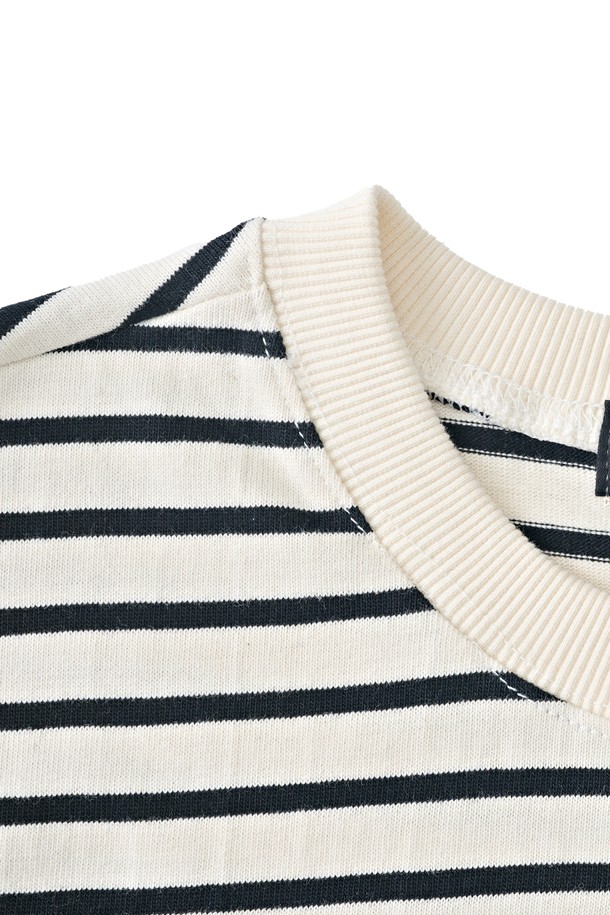 아이보리 컬러의 스트라이프 클래식 단가라 긴팔 티셔츠입니다. 부드러운 면 소재로 제작되어 편안한 착용감을 선사하며, 라운드넥과 레귤러핏으로 제작되었습니다. 봄, 가을에 어울리는 긴 소매 티셔츠로, 캐주얼, 미니멀 스타일을 즐겨 입는 여성 및 남녀 공용 고객에게 적합합니다. 출근룩, 모임룩 등 다양한 TPO에 활용할 수 있으며, 클래식한 단가라 패턴이 돋보입니다. 
