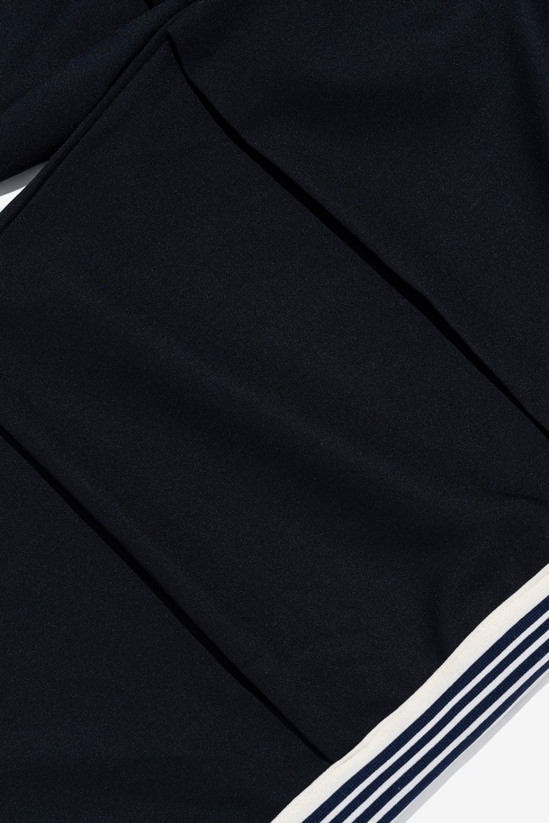 네이비 컬러의 투턱 테이핑 트레이닝 트랙팬츠는 스트리트 무드의 캐주얼한 스타일을 연출하기에 좋습니다. 폴리에스테르 소재로 제작되었으며, 사이드 테이핑과 투턱 디테일이 돋보입니다. 밴딩 처리된 허리와 와이드 루즈핏으로 편안하게 착용 가능하며, 봄, 여름 시즌에 활용하기 좋습니다.
