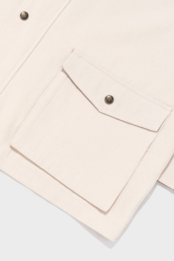 빈티지한 감성의 VINTAGE CANVAS WASHING WORK JACKET (IVORY)는 면 소재로 제작되어 편안한 착용감을 제공하며, 아이보리 색상으로 다양한 스타일에 매치하기 용이합니다. 레귤러 핏의 긴소매 워크 자켓 디자인으로, 양쪽 사이드 포켓과 트림 디테일, 히든 디테일이 더해져 심플하면서도 실용적인 멋을 냅니다. 봄, 가을 시즌에 일상복으로 활용하기 좋으며, 베이직하고 캐주얼한 스타일을 연출할 수 있습니다.
