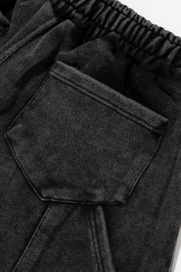 피그먼트 워싱으로 빈티지한 멋을 더한 차콜 블랙 색상의 남성용 버뮤다 팬츠입니다. 면과 폴리에스테르 혼방 소재로 제작되었으며, 신축성 있는 허리 밴드와 뒷주머니 디테일로 편안함과 실용성을 높였습니다. 루즈핏 디자인으로 캐주얼한 스타일을 연출하며, 봄, 여름철 일상복으로 적합합니다.
