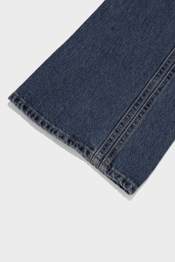 유니섹스 스타일의 CURVED FLARE DENIM PANTS (BLUE)는 사계절 착용하기 좋은 데님 팬츠입니다. 블루 블랙 색상의 이 데님 팬츠는 사이드 커브드 디테일과 밑단 플리츠, 긴 기장감이 특징이며, 허리 실루엣을 강조하는 슬림 부츠컷/플레어 핏으로 스트릿, 캐주얼 무드를 연출합니다. 데님과 면 소재로 제작되었으며, 무지 패턴의 보통 두께의 긴바지입니다.
