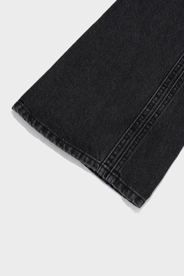 여성용 블랙 컬러의 CURVED FLARE DENIM PANTS입니다. 봄, 가을에 어울리는 데님 소재의 긴바지로, 하이웨스트 디자인과 플리츠 디테일, 곡선 사이드 컷팅이 특징입니다. 부츠컷, 플레어 핏으로 캐주얼한 스타일을 연출할 수 있습니다.
