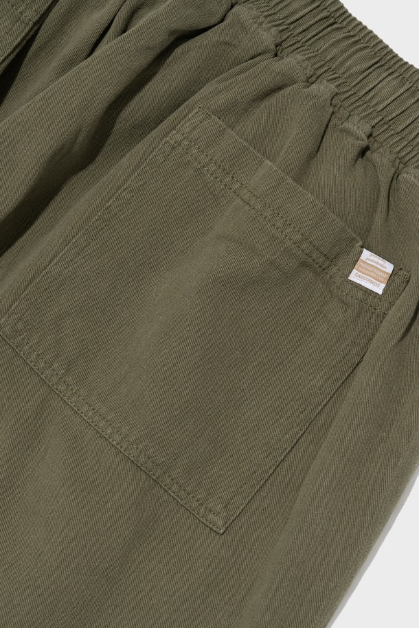 와이드 크롭 코튼 팬츠 (카키), 편안함과 스타일을 동시에 잡는 남성용 바지입니다. 베이직하고 캐주얼한 스타일로, 봄, 여름, 가을 계절에 폭넓게 활용 가능합니다. 부드러운 면 소재에 신축성이 더해져 편안한 착용감을 선사하며, 루즈핏으로 활동성을 높였습니다. 허리 밴딩 디테일로 편안함을 더했으며, 데이트룩, 카페룩 등 다양한 TPO에 매치하기 좋습니다. 미니멀, 캐주얼, 클래식 스타일을 즐기는 분들께 추천합니다.
