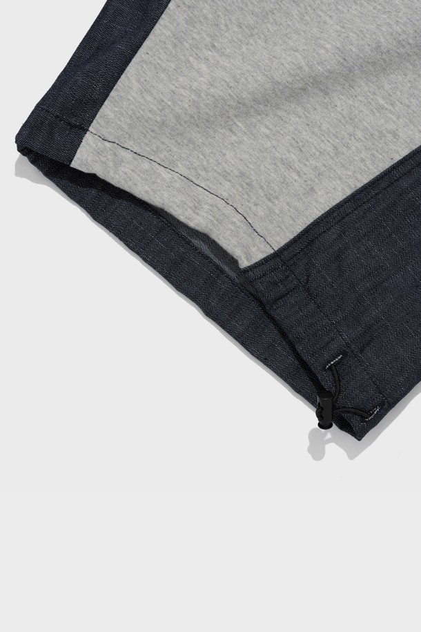 배색 원단 포인트 디자인이 돋보이는 진청 컬러의 배색 와이드 팬츠입니다. 면 데님 소재로 제작되었으며, 봄, 여름에 어울리는 캐주얼 스타일의 공용 긴바지입니다. 벌룬 실루엣의 와이드핏으로 편안하게 착용할 수 있습니다.
