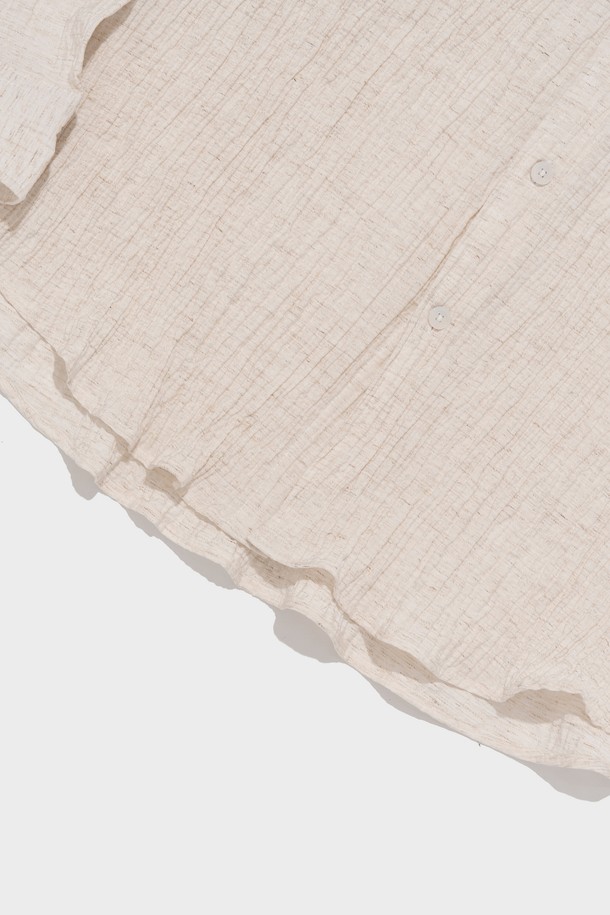 여름 시즌에 착용하기 좋은 아이보리 컬러의 썸머 링클 셔츠입니다. 레이온, 폴리에스테르, 린넨 혼방 소재로 제작되었으며, 주름 패턴과 세미오버핏으로 캐주얼하면서도 베이직한 스타일을 연출합니다. 얇은 두께감과 긴소매 디자인으로 일상에서 편안하게 입을 수 있는 공용 셔츠입니다.
