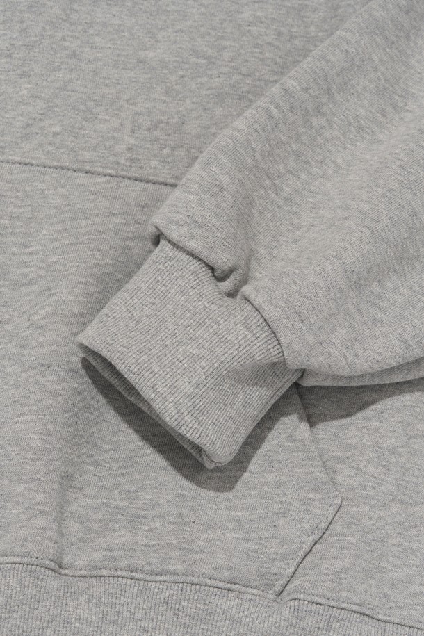 "2-Way 스웨트 후드집업 (그레이)"는 봄, 가을에 활용하기 좋은 공용 후드집업입니다. 부드러운 촉감의 면, 폴리에스테르 혼방 소재로 제작되었으며, 넉넉한 루즈핏과 드롭숄더 디자인으로 편안한 착용감을 제공합니다. 캐주얼하고 미니멀한 스타일을 연출하기 좋으며, 무지 디자인으로 다양한 룩에 활용하기 용이합니다. 일상생활과 산책 등 가벼운 활동에 적합한 아이템입니다.
