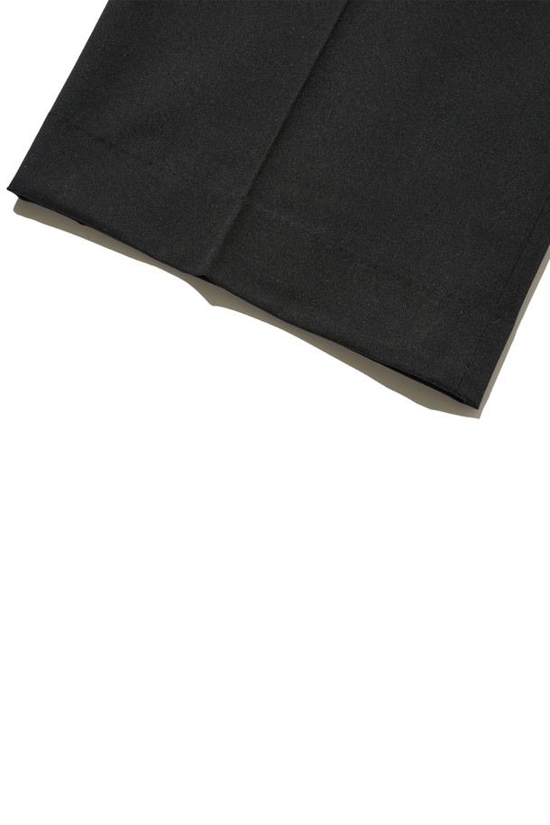 세미 와이드 슬랙스 (블랙)는 미니멀하고 베이직한 스타일을 추구하는 남성을 위한 사계절용 슬랙스입니다. 부드러운 촉감의 폴리에스테르와 스판덱스 혼방 소재로 제작되어 편안한 릴랙스핏을 제공하며, 깔끔한 실루엣을 연출합니다. 출근룩, 오피스룩, 비즈니스 캐주얼 등 다양한 TPO에 적합하며, 주름이 적어 관리가 용이합니다. 무지 디자인의 긴 기장 바지로, 미니멀, 클래식, 시크 스타일을 선호하는 분들께 추천합니다.
