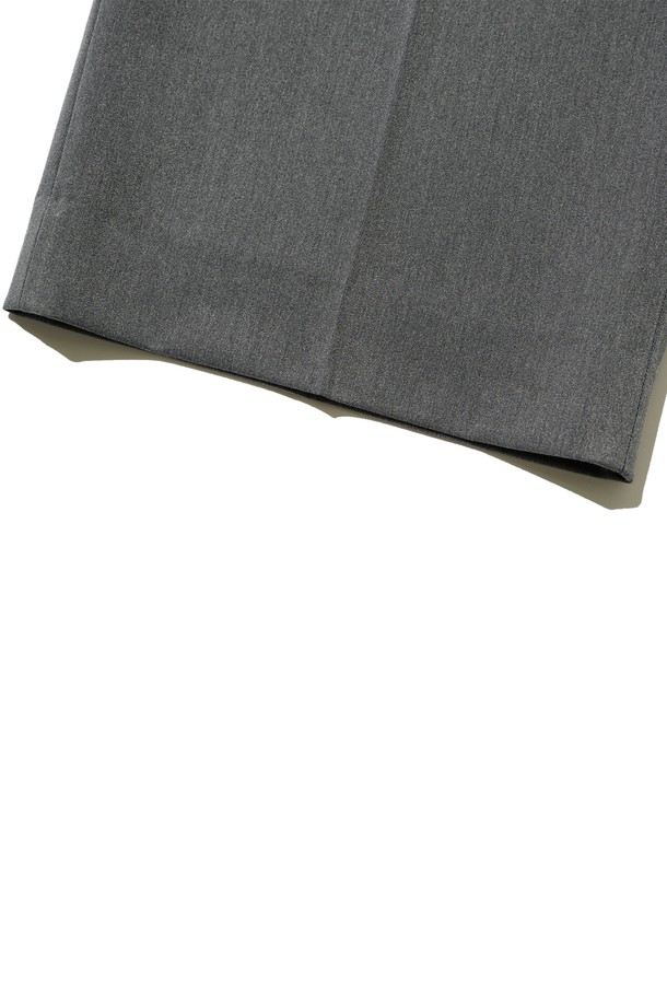 세미 와이드 슬랙스 (차콜)는 일상, 캐주얼, 세미포멀 등 다양한 상황에 활용하기 좋은 남성용 슬랙스입니다. 사계절 착용 가능한 긴 기장의 차콜 컬러 슬랙스로, 클래식하고 베이직한 스타일을 연출합니다. 폴리에스테르와 스판덱스 혼방 소재로 제작되어 주름 방지 및 관리가 용이하며, 깔끔한 실루엣을 제공합니다. 세미 와이드 핏으로 편안함과 스타일리시함을 동시에 잡았으며, 오피스룩, 비즈니스 캐주얼, 출근룩에 적합합니다. 미니멀하고 캐주얼한 스타일을 선호하시는 분들에게 추천합니다.
