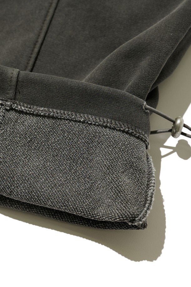 피그 커브드 트레이닝 팬츠는 남성을 위한 차콜 색상의 긴 바지입니다. 면과 폴리에스테르 혼방 소재로 제작되었으며, 스포티하고 캐주얼한 무드를 연출합니다. 커브드 패턴 디자인과 밑단 스트랩 디테일이 돋보이며, 신축성 있는 허리 밴드와 루즈핏으로 편안한 착용감을 제공합니다.
