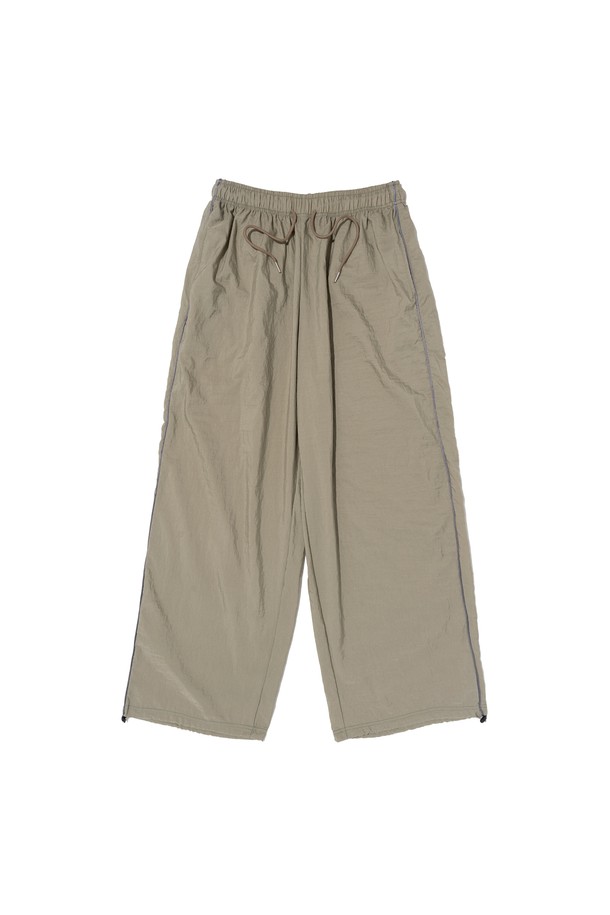 나일론 소재의 Y2K 파이핑 와이드 팬츠는 부드러운 촉감과 루즈핏으로 편안한 착용감을 제공하며, 카키, 블랙, 그레이 색상으로 출시되었습니다. 밴딩 처리된 허리와 사이드 파이핑 디테일이 돋보이며, 아메카지 스타일의 캐주얼한 연출이 가능합니다. 봄, 여름 시즌에 어울리는 얇은 두께의 긴 바지로, 일상생활에서 드레이프 효과를 더해 트렌디한 스타일을 완성할 수 있습니다.
