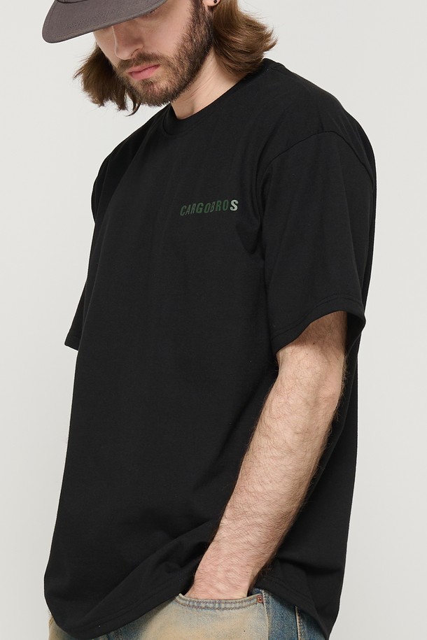 CARGOBROS - 반팔티셔츠 - ESSENTIAL LOGO OVER SHORT SLEEVE T-SHIRT (BLACK)