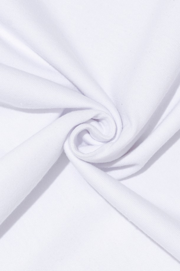 브랜드 메시지가 담긴 레터링 디자인이 돋보이는 아카이브 레터링 반팔 티셔츠입니다. 면 35%와 폴리에스터 65% 혼방 소재를 사용하여 부드러운 촉감을 자랑하며, 이중 가공 처리로 변형이 적고 내구성이 뛰어납니다. 화이트 색상의 세미오버핏 디자인으로, 봄, 여름철 일상에서 캐주얼하고 베이직한 스타일을 연출하기에 좋습니다.
