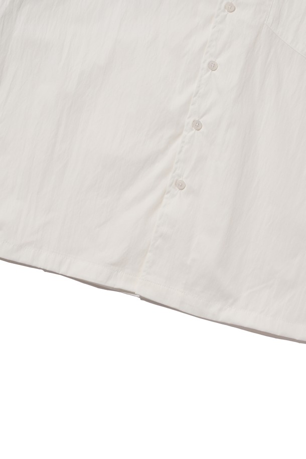 화이트 색상의 COOL WASHING SHORT SLEEVE SHIRT는 레이온, 나일론, 폴리에스테르 혼방 소재로 제작되어 부드러운 촉감과 가벼운 착용감을 선사하는 남녀 공용 셔츠입니다. 통기성이 뛰어나 여름철 데일리웨어로 적합하며, 베이직하고 캐주얼한 무드를 연출합니다. 오버핏에 반소매 디자인, 무지 패턴으로 다양한 스타일링이 가능합니다.
