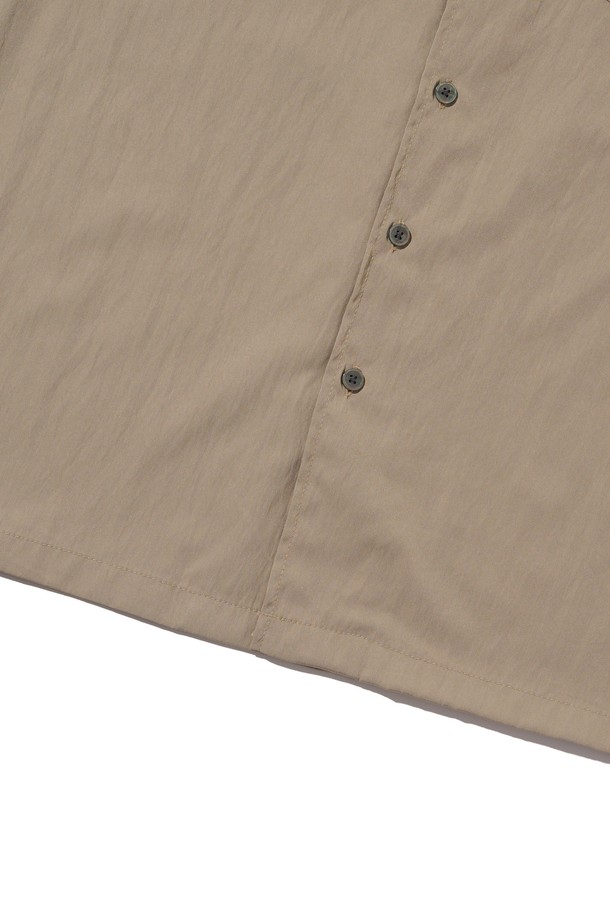 COOL WASHING SHORT SLEEVE SHIRT (BEIGE)는 여름철 일상에서 편안하게 입을 수 있는 공용 셔츠입니다. 레이온, 나일론, 폴리에스테르 혼방의 얇고 부드러운 소재로 제작되어 통기성이 뛰어나며, 베이직한 무지 패턴과 오버핏 디자인으로 캐주얼한 스타일을 연출합니다. 관리가 용이하며 베이지, 화이트, 블루, 블랙 색상으로 제공됩니다.
