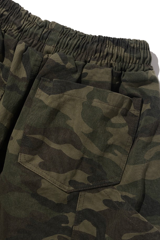 차콜 블랙 색상의 CAMO PATTERN BIO BERMUDA PANTS는 남성을 위한 카고 스타일의 버뮤다 팬츠입니다. 면 소재로 제작되었으며, 카모 패턴과 와이드핏 디자인이 특징이며, 바이오 워싱 가공을 거쳐 하드한 촉감을 제공합니다. 밴딩 처리되어 편안한 착용감을 선사하며, 봄, 여름 시즌 일상에서의 포인트 코디에 적합합니다.
