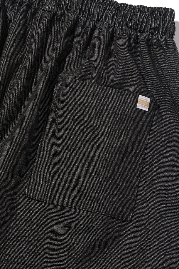 논페이드 소재로 제작된 블랙 컬러의 NONFADE CARGO BERMUDA PANTS는 남녀 모두 편안하게 착용 가능한 레귤러핏 카고 반바지입니다. 신축성 있는 허리 밴드와 카고 포켓 디테일이 돋보이며, 면과 폴리에스테르 혼방 소재로 봄, 여름철 일상에서 캐주얼하고 스트릿한 스타일을 연출하기에 좋습니다. 무지 패턴으로 다양한 상의와 매치하기 용이합니다.
