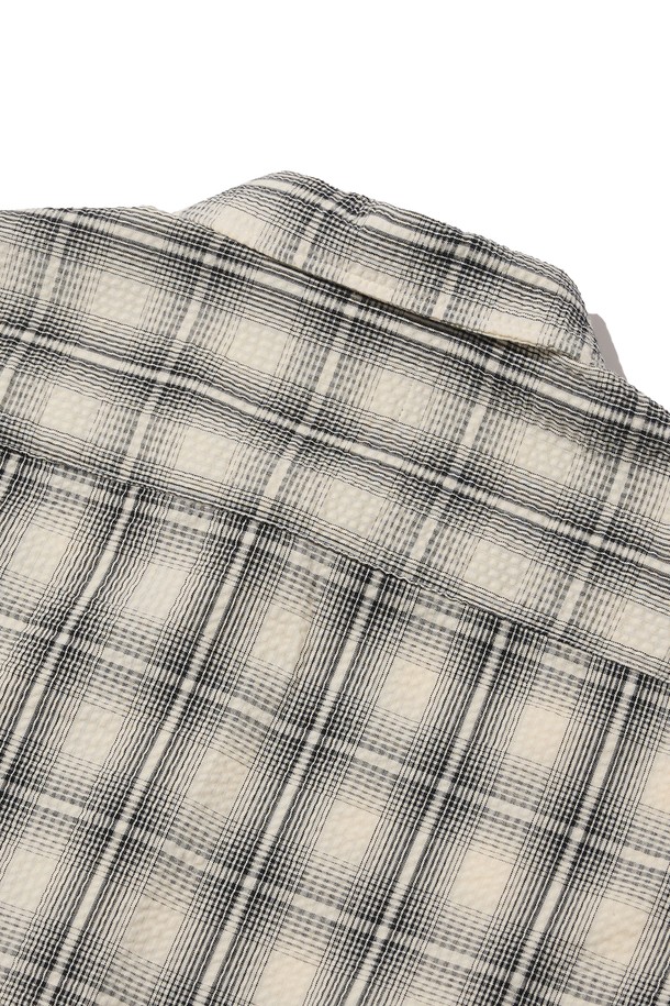 CREEZ 루즈핏 체크 셔츠는 화이트 색상의 남녀 공용 셔츠로, 베이직하면서도 캐주얼한 스타일을 연출합니다. 면과 폴리에스테르 혼방 소재로 제작되었으며, 사계절 내내 편안하게 착용할 수 있는 루즈핏 디자인이 특징입니다. 트렌디한 체크 패턴이 돋보이는 긴소매 셔츠로, 데일리룩에 활용하기 좋은 베스트셀러 아이템입니다.
