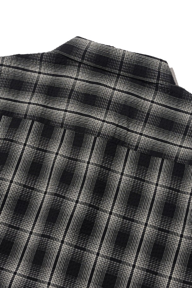 CREEZ 루즈핏 체크 셔츠는 블랙 컬러의 면, 폴리에스테르 혼방 소재로 제작되어 사계절 내내 편안하게 착용 가능합니다. 누구나 쉽게 소화할 수 있는 스탠다드 실루엣과 루즈핏 디자인이 특징이며, 캐주얼하고 베이직한 스타일을 연출하기에 용이합니다. 차이나 칼라와 긴소매 디자인으로 포인트를 더했으며, 베스트셀러 체크 셔츠 라인업의 제품입니다.
