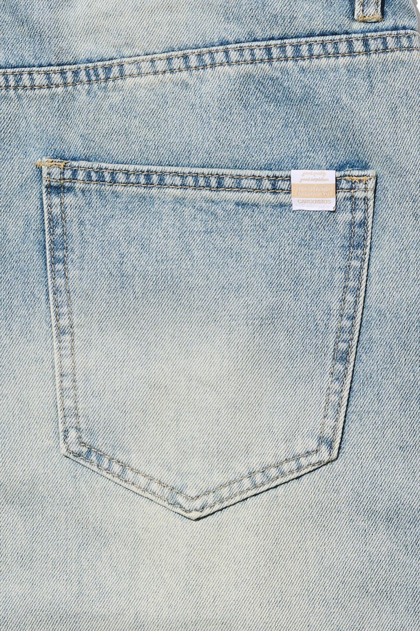 무릎 아래까지 내려오는 기장감의 BERMUDA DENIM PANTS (LIGHT BLUE)는 브러쉬 워싱으로 포인트를 준 와이드핏 데님 반바지입니다. 일상 및 스트릿 스타일 모두 소화 가능하며, 봄, 여름 시즌에 시원하게 착용하기 좋습니다. 깔끔한 베이직 스타일로 다양한 상의와 매치하여 폭넓은 스타일 연출이 가능합니다.
