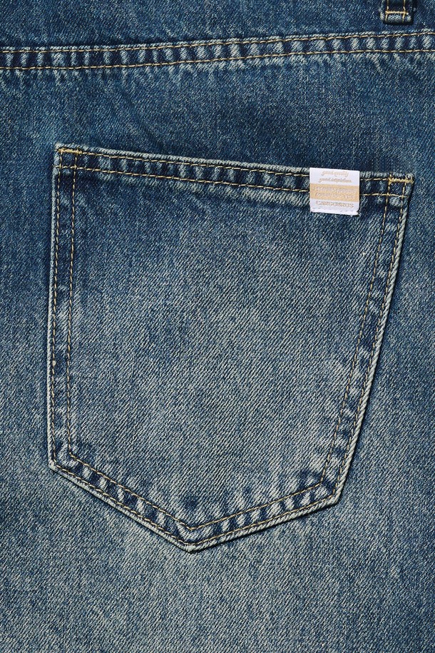 "BERMUDA DENIM PANTS (BLUE)"는 남성용으로, 봄, 여름 시즌에 어울리는 와이드 핏의 버뮤다 데님 팬츠입니다. 브러쉬 워싱 디테일이 돋보이는 라이트 블루, 블루, 블랙 세 가지 컬러로 출시되었으며, 트렌디한 스트릿 스타일과 깔끔한 베이직 스타일을 모두 소화할 수 있습니다. 데님 소재 특유의 편안함과 벌룬핏 디자인으로 활동성을 높였으며, 일상에서 멋스럽게 연출하기 좋습니다.
